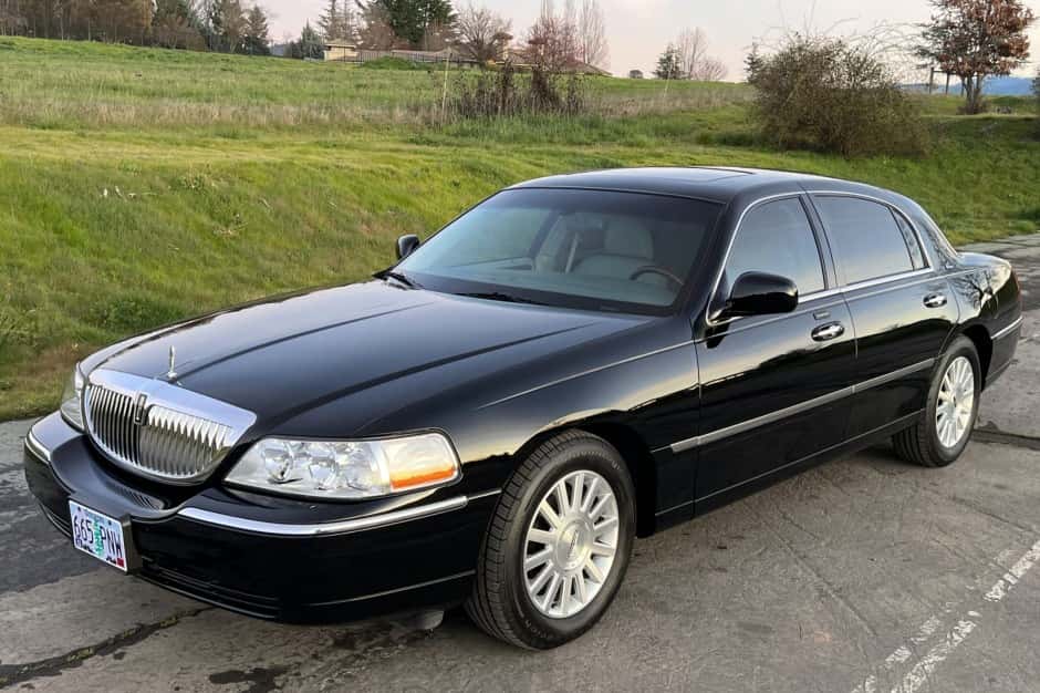 2004 Lincoln Town Car sold for $23,250