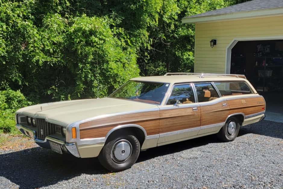 1971 Ford Country Squire sold for $15,500