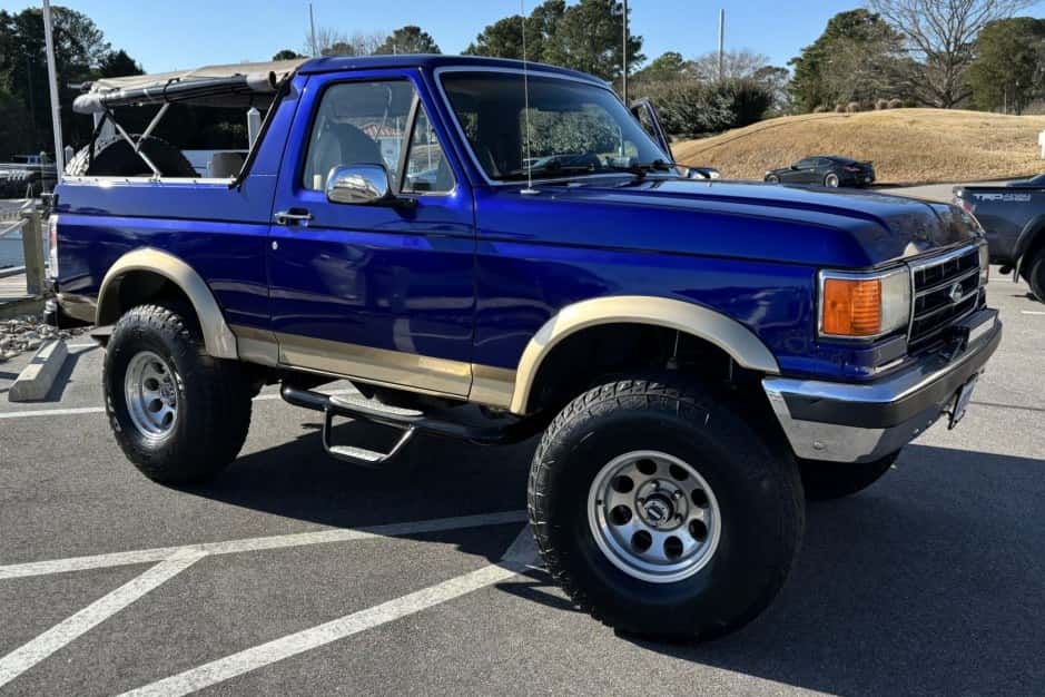1990 Ford Bronco 4th-5th Generations 1987-1996 sold for $11,500