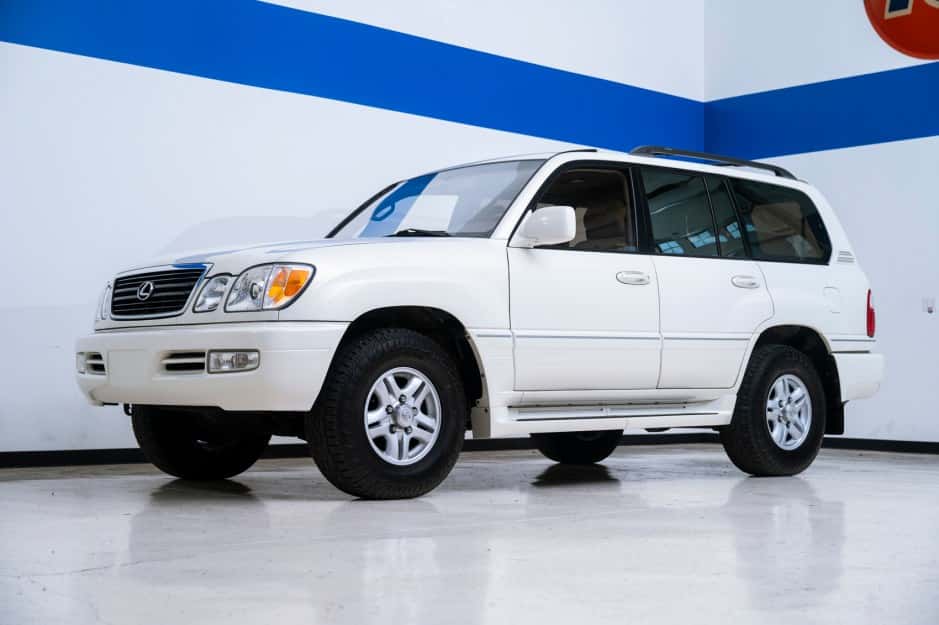 2001 Lexus LX470 sold for $15,501