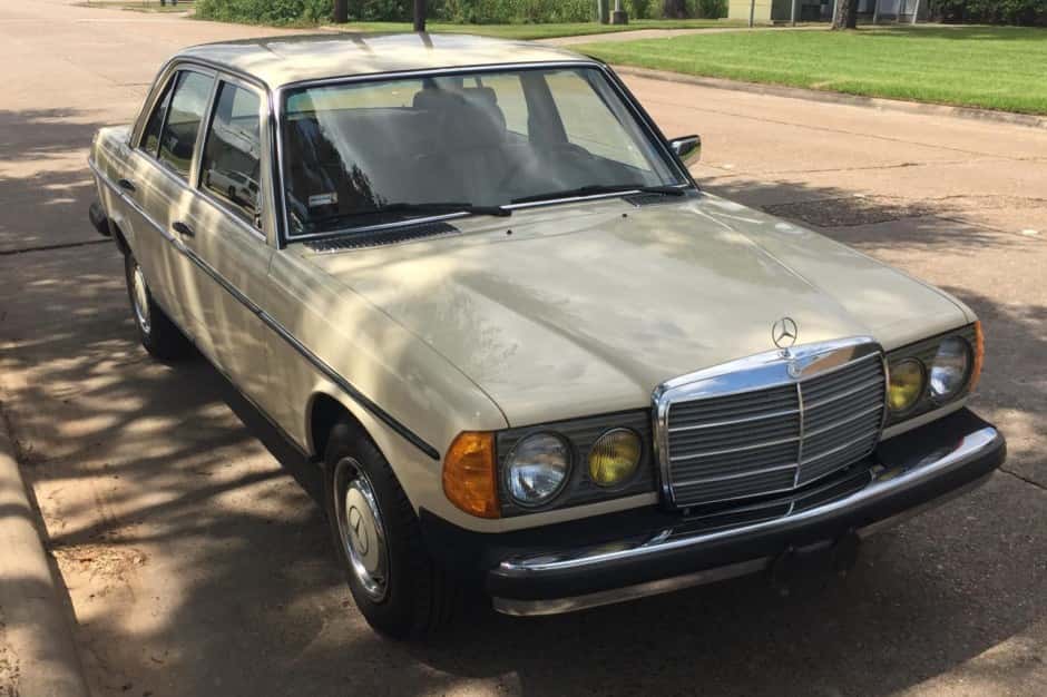 1981 Mercedes-Benz W123 sold for $9,400