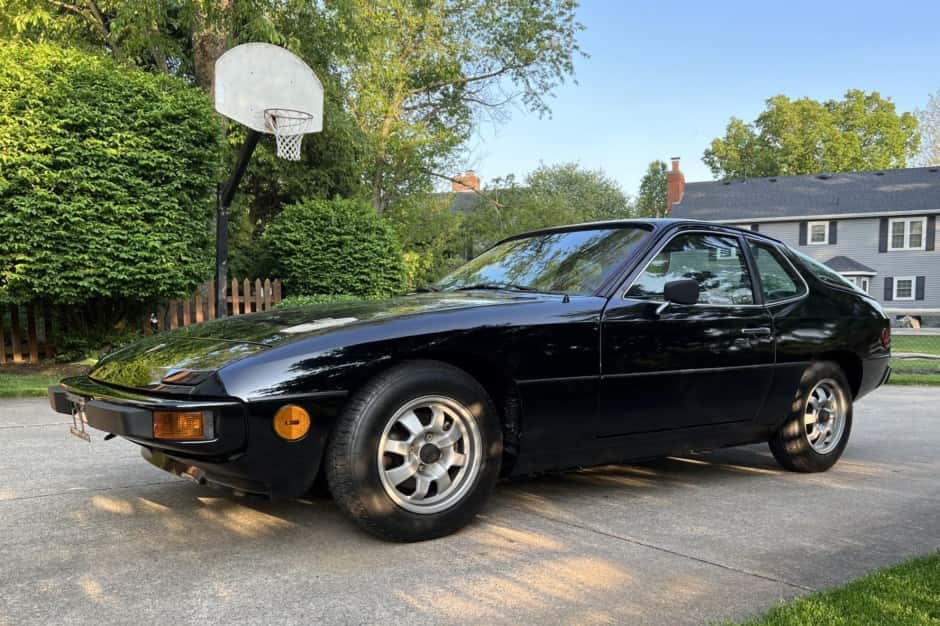 1977 Porsche 924 sold for $15,251