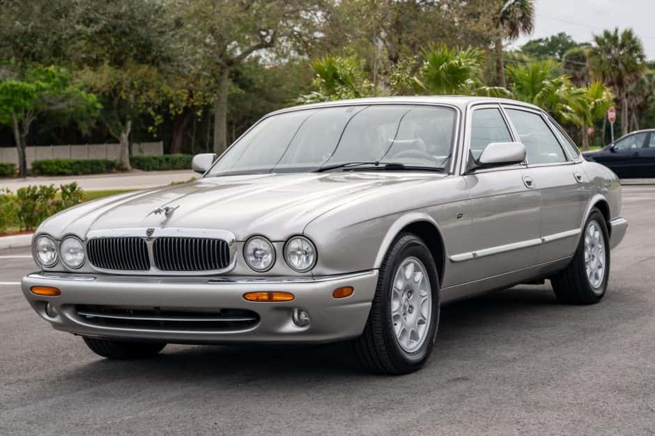 1998 Jaguar X308 XJR (1998-2003) sold for $8,100