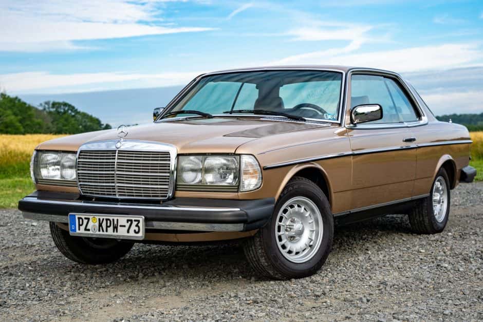 1983 Mercedes-Benz W123 sold for $7,300