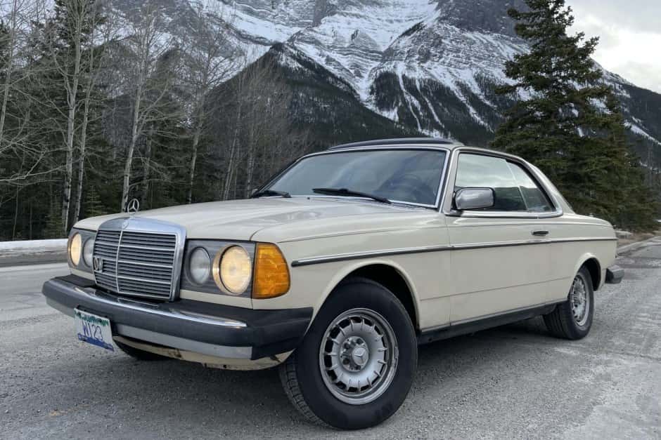 1980 Mercedes-Benz W123 sold for $4,200