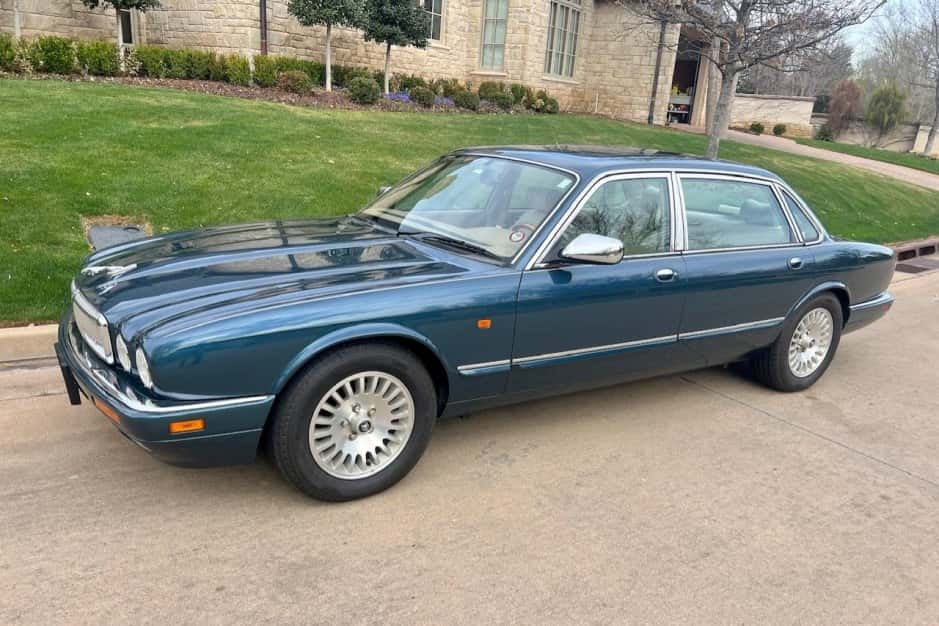 1996 Jaguar X300 XJ (1995-1997) sold for $9,000