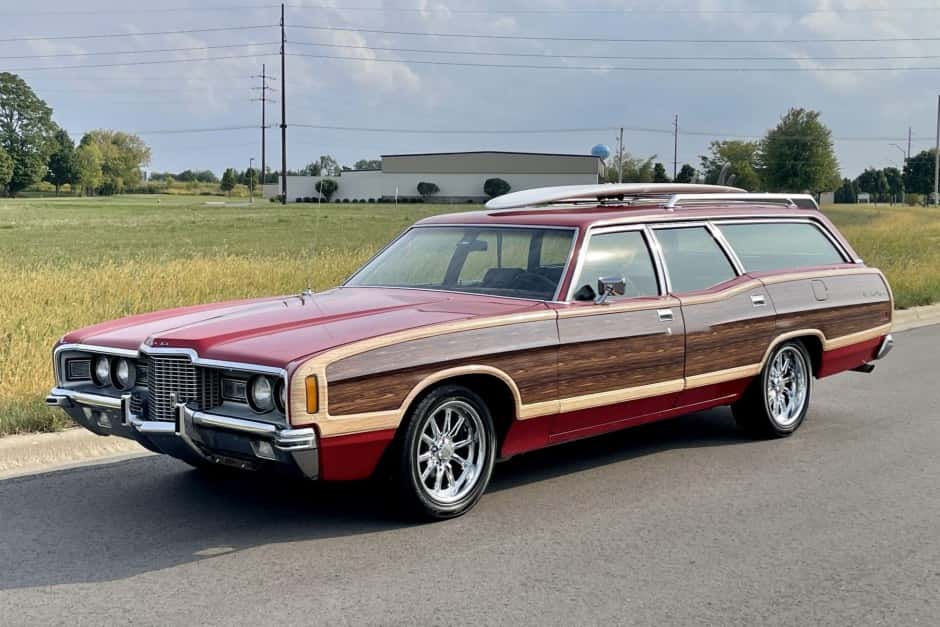 1971 Ford Country Squire sold for $11,678