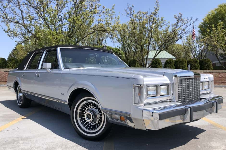 1985 Lincoln Town Car sold for $6,300