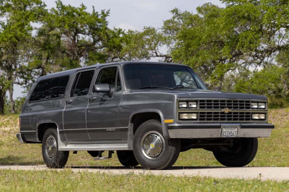 1990 Chevrolet Suburban (1973-1991) sold for $18,250