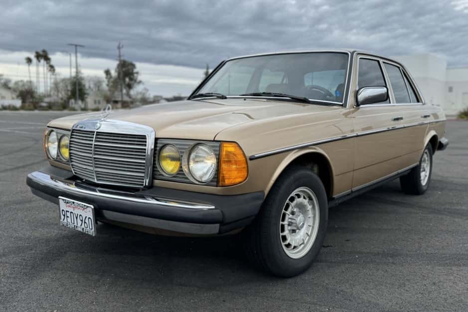 1984 Mercedes-Benz W123 sold for $9,600