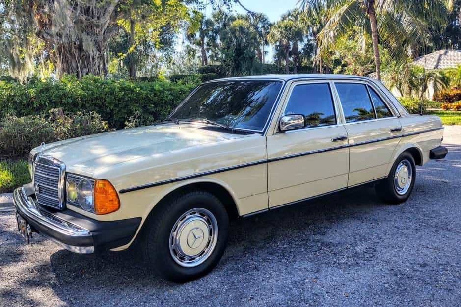 1980 Mercedes-Benz W123 sold for $12,000