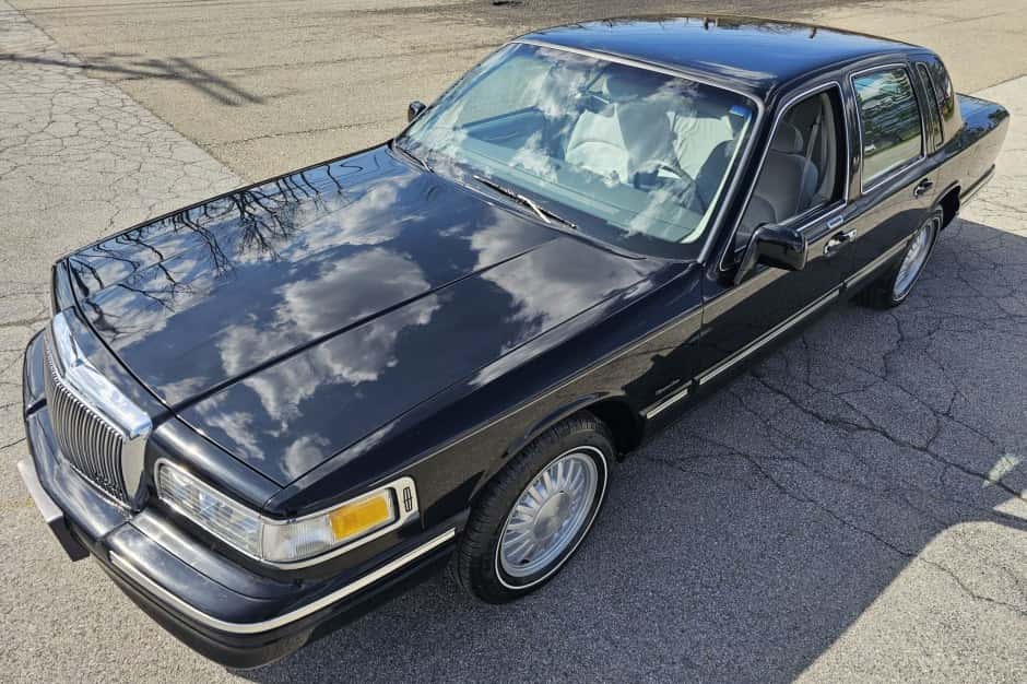 1997 Lincoln Town Car sold for $8,350