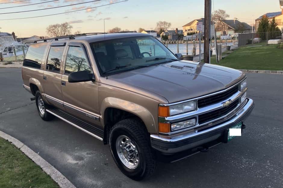 1995 Chevrolet Suburban (GMT400 1992-1999) sold for $8,075