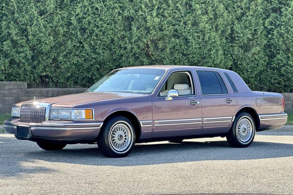 1994 Lincoln Town Car sold for $8,500