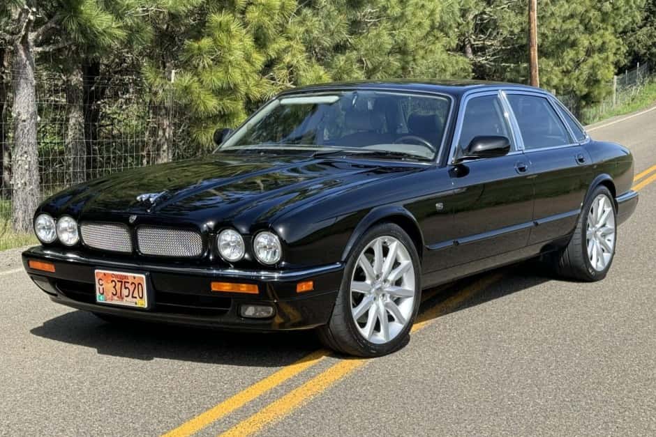 1995 Jaguar X300 XJ (1995-1997) sold for $15,500