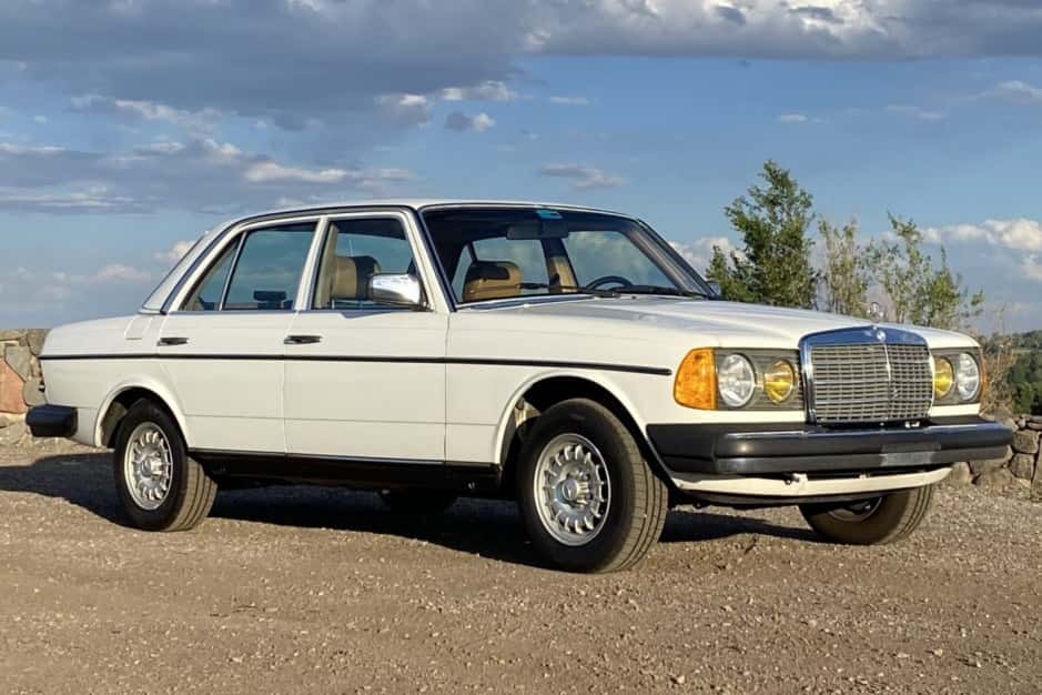 1982 Mercedes-Benz W123 sold for $12,050