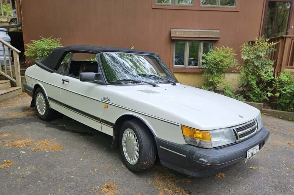 1990 Saab 900 sold for $4,400