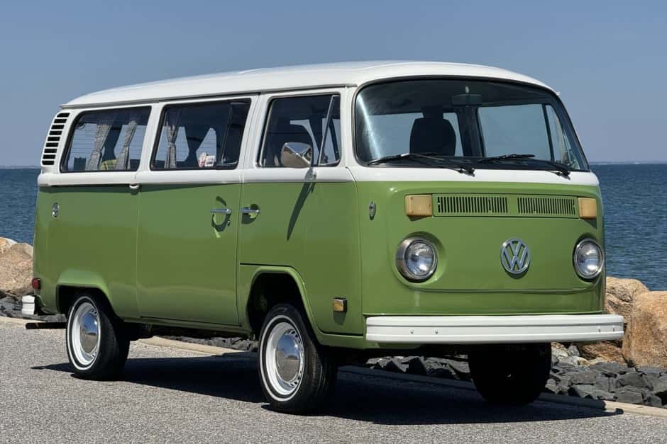 1977 Volkswagen Bay-Window Bus sold for $14,600