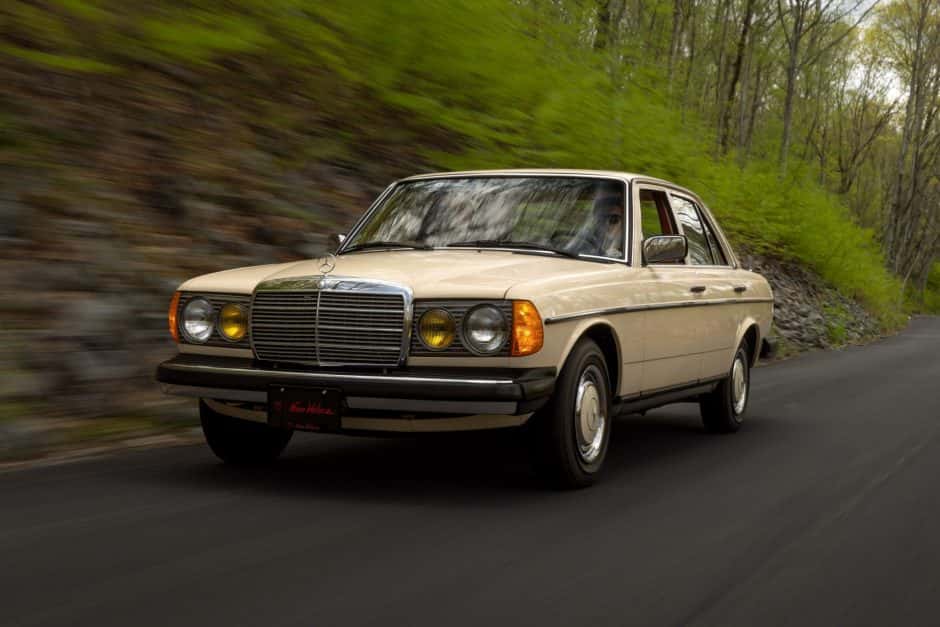 1982 Mercedes-Benz W123 sold for $38,750