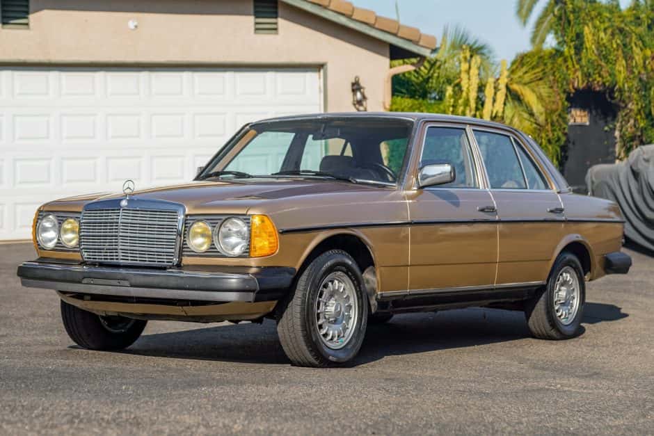 1983 Mercedes-Benz W123 sold for $10,250