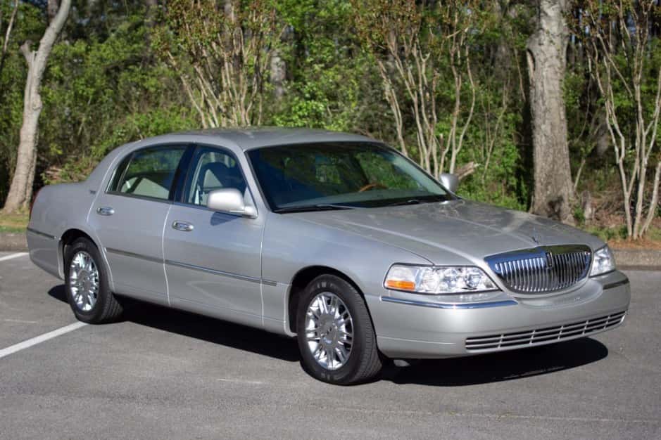 2008 Lincoln Town Car sold for $20,500