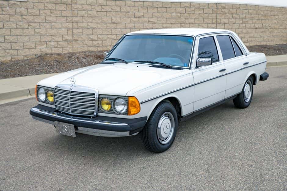 1981 Mercedes-Benz W123 sold for $11,350