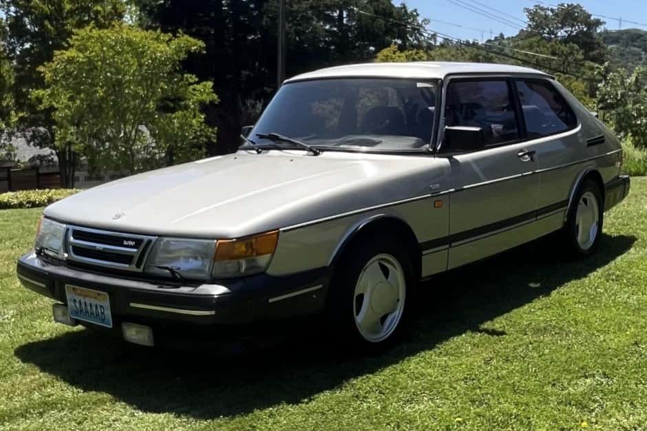 1992 Saab 900 sold for $10,100