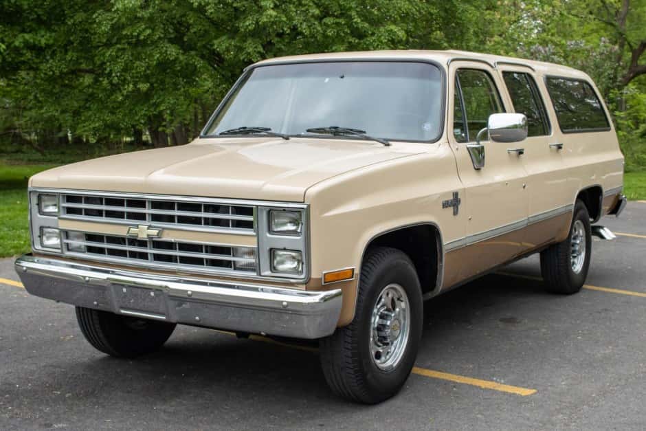 1987 Chevrolet Suburban (1973-1991) sold for $12,888
