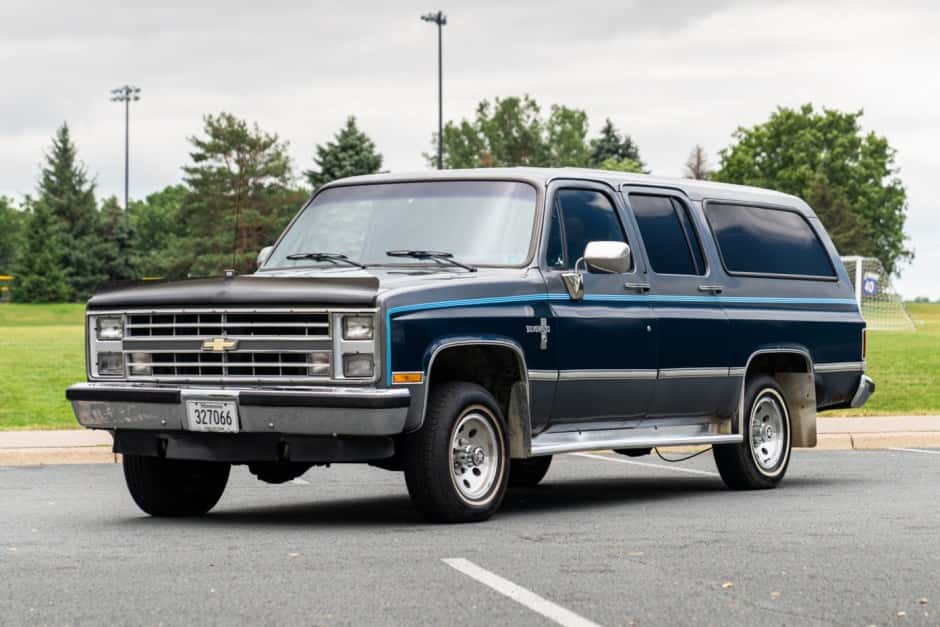 1988 Chevrolet Suburban (1973-1991) sold for $6,969