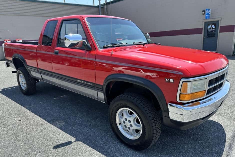 1995 Dodge Dakota (1987-1996) sold for $10,750