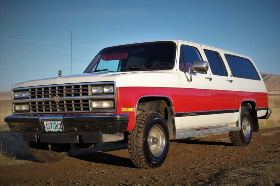 1990 Chevrolet Suburban (1973-1991) sold for $11,750