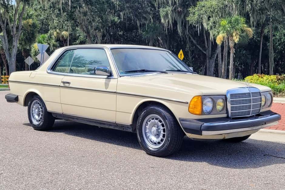 1982 Mercedes-Benz W123 sold for $9,300