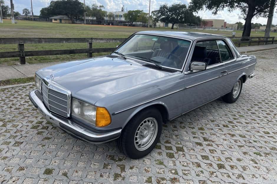 1985 Mercedes-Benz W123 sold for $11,000