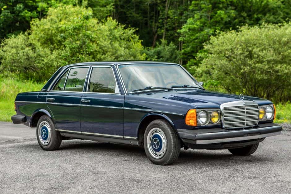 1982 Mercedes-Benz W123 sold for $11,000