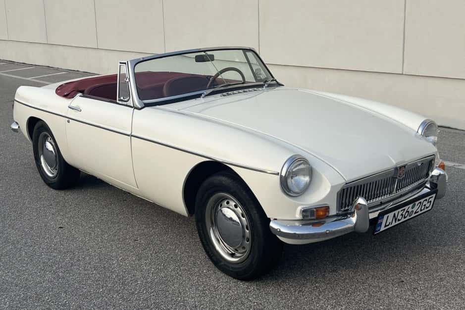1966 MG MGB sold for $17,250