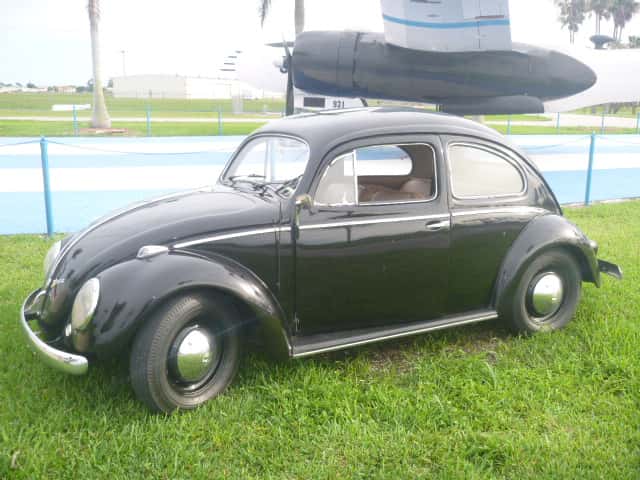 1953 Volkswagen Beetle (Oval Window) sold for $8,100