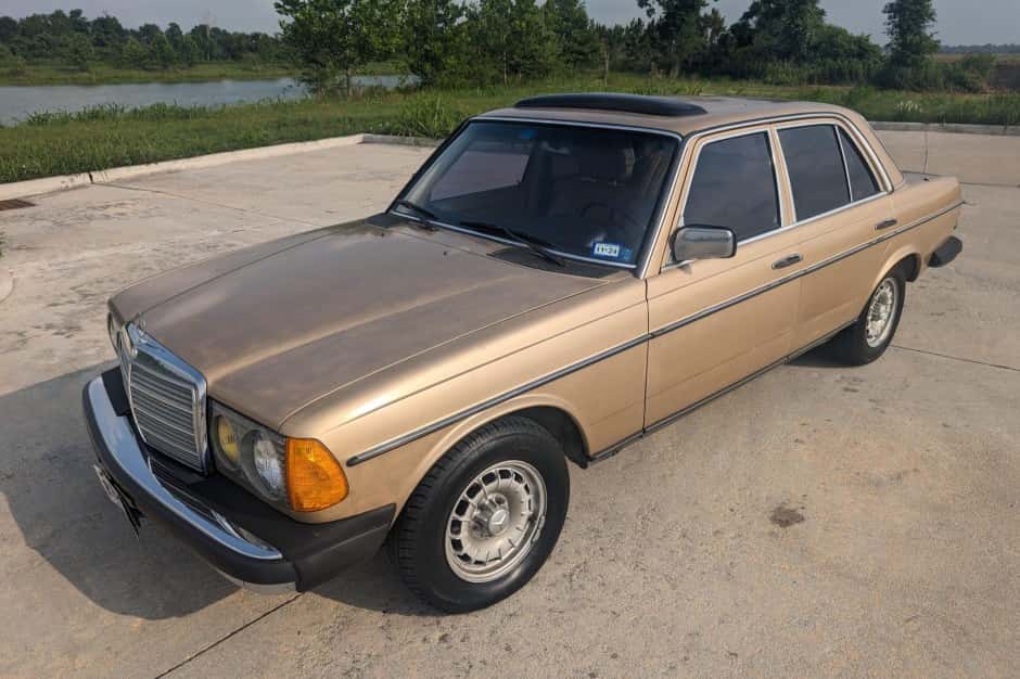 1984 Mercedes-Benz W123 sold for $9,750
