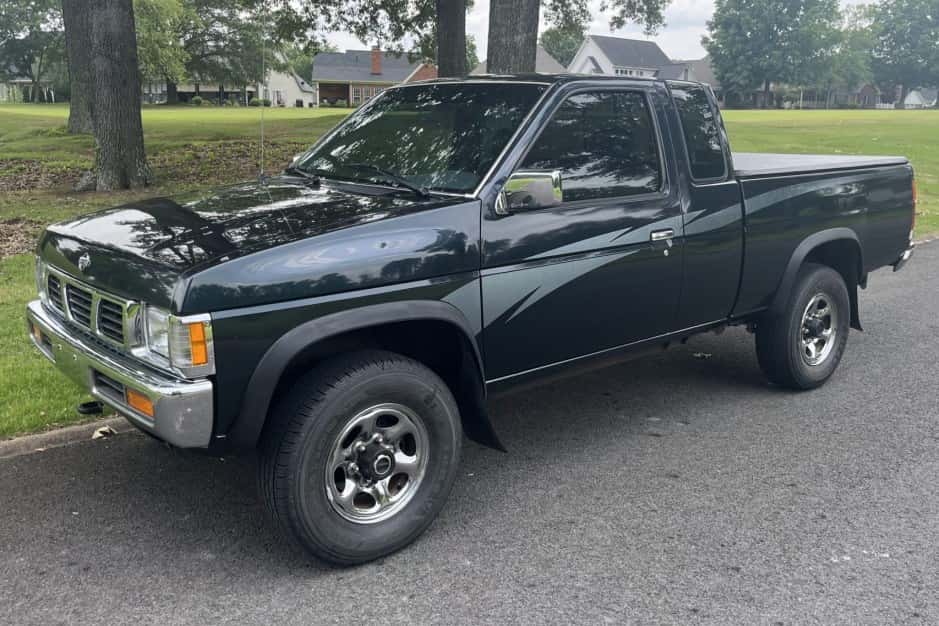 1994 Nissan Pickup sold for $15,027