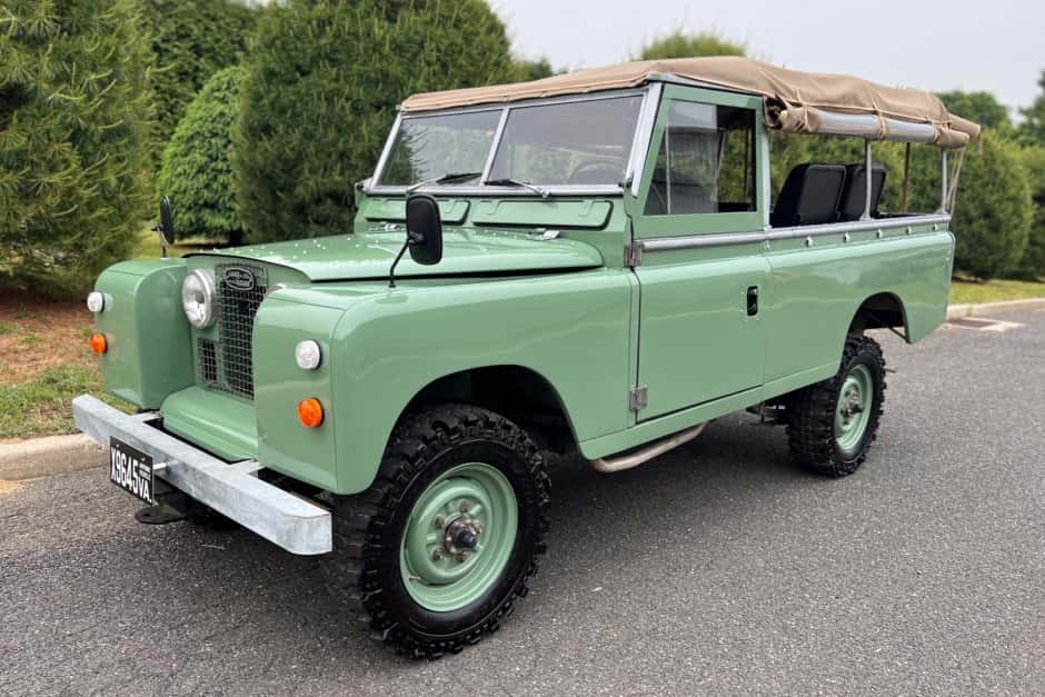 1973 Land Rover Series 109 sold for $33,000