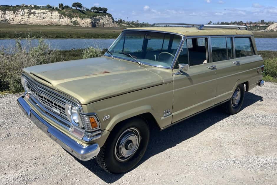 1971 Jeep SJ Wagoneer sold for $8,350