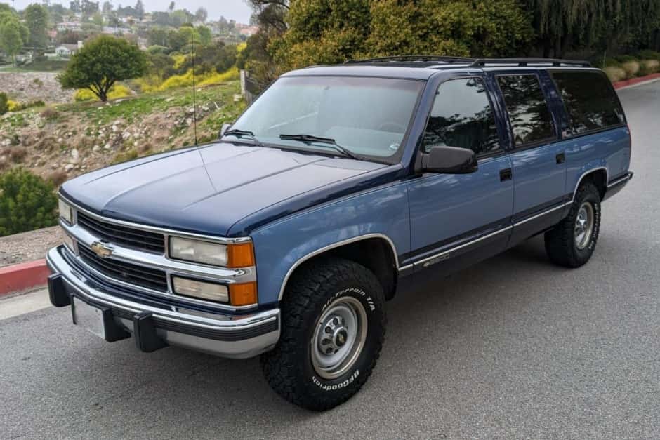 1994 Chevrolet Suburban (GMT400 1992-1999) sold for $9,219
