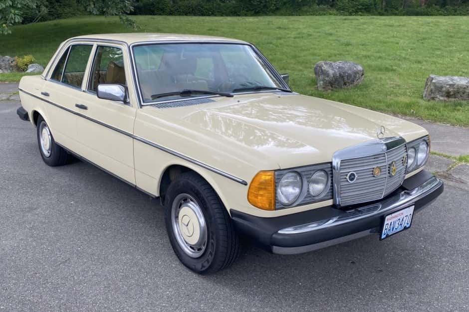 1977 Mercedes-Benz W123 sold for $7,700