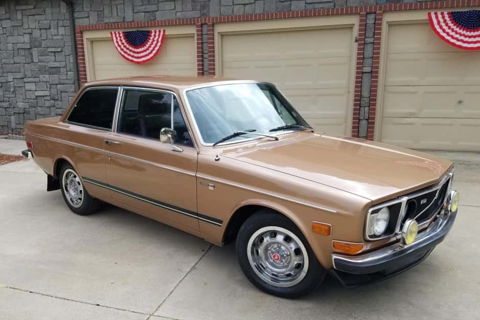 1971 Volvo 140 sold for $27,500