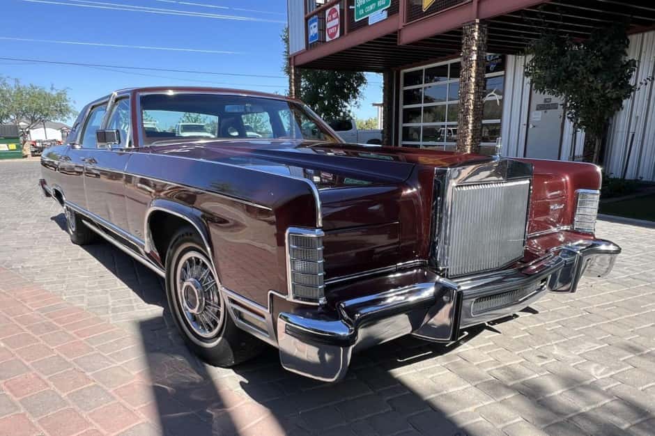 1979 Lincoln Town Car sold for $9,900