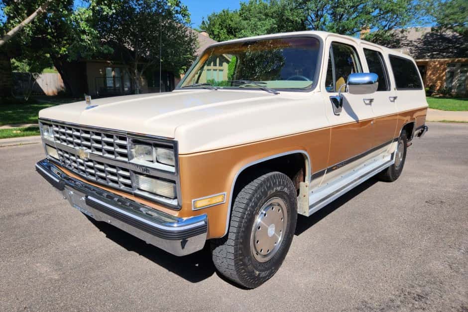 1990 Chevrolet Suburban (1973-1991) sold for $7,500