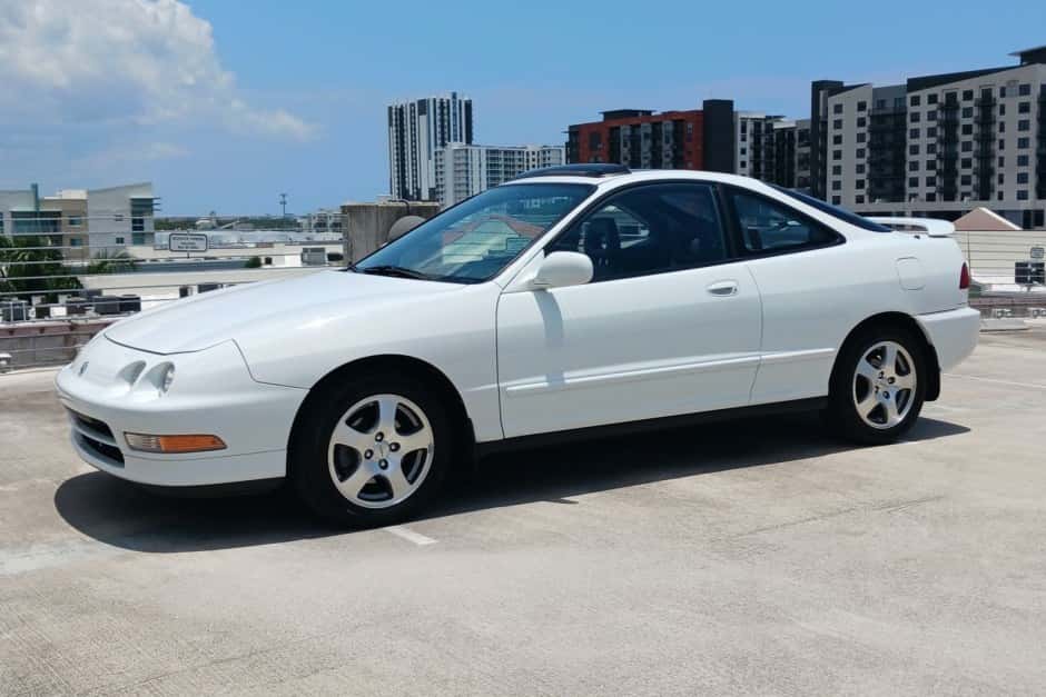 1995 Acura Integra sold for $8,900