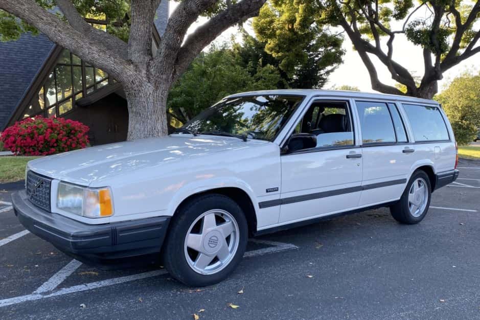 1990 Volvo 700-Series sold for $6,740