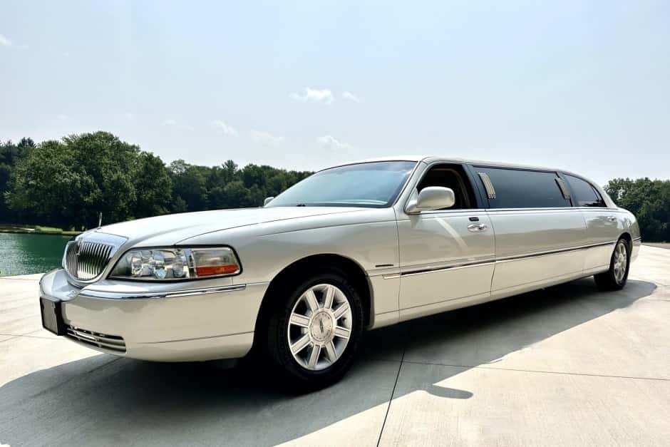2006 Lincoln Town Car sold for $23,100
