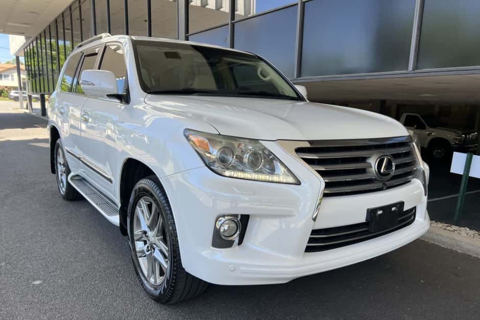 2013 Lexus LX570 sold for $28,550