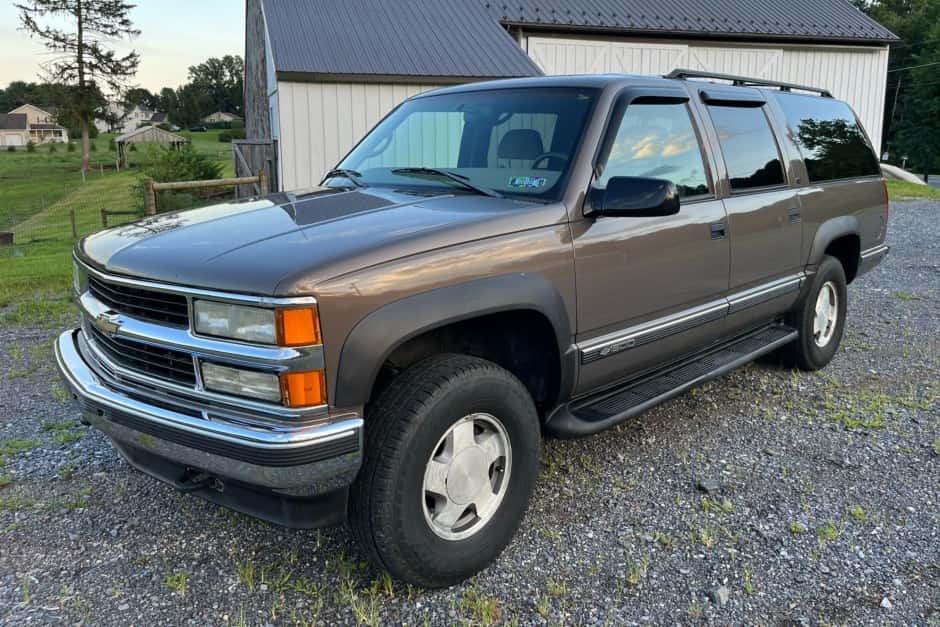 1998 Chevrolet Suburban (GMT400 1992-1999) sold for $8,400
